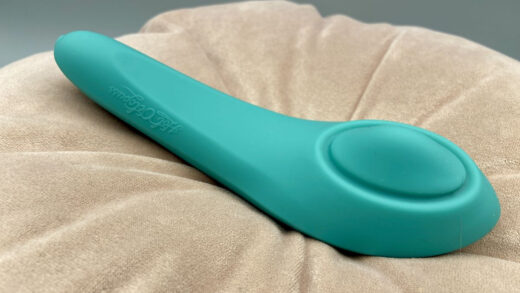 hot octopuss pulse queen review device face up on pink pillow crop